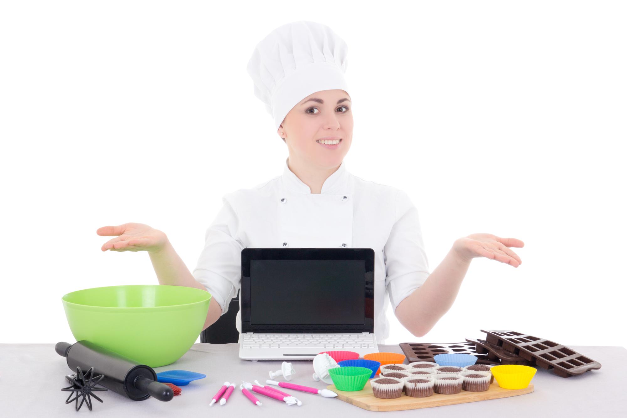 Sala corsi con chef che spiega a piccoli gruppi