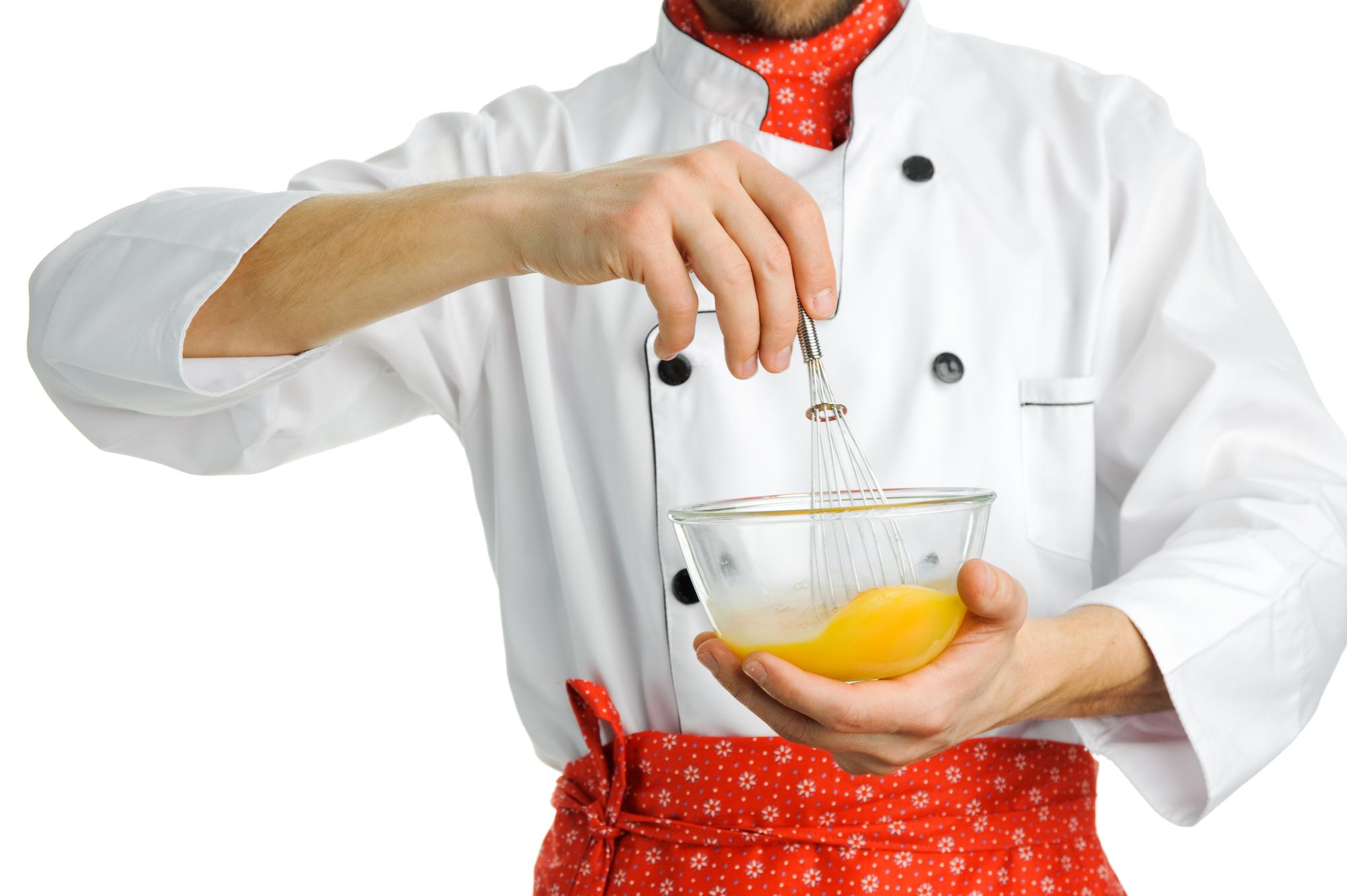 Chef al lavoro in cucina elegante